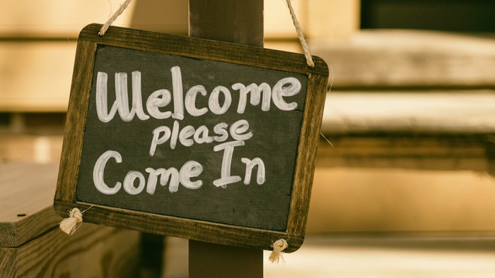 Ein hölzernes Schild mit der Aufschrift