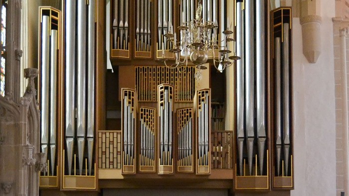 Große Kirchenorgel unter einem hohen Gewölbe