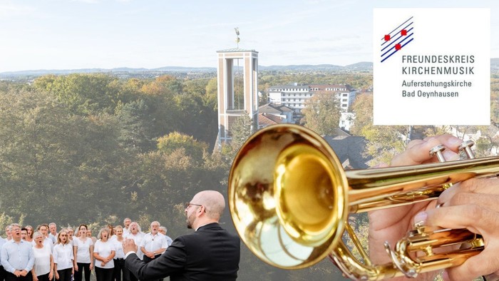 Eine Blaskapelle und ein Chor treten im Freien nahe einer malerischen Kirche auf, wobei eine goldene Trompete besonders hervorgehoben wird.