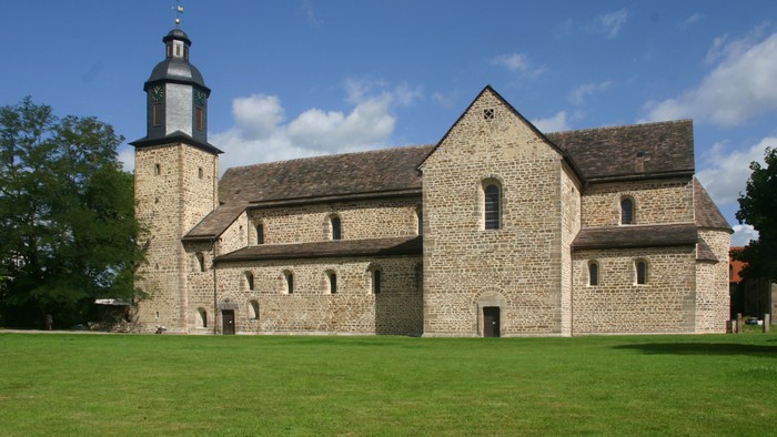 Außenansicht der evangelischen Kirche in Lippoldsberg. Großes romanisches Natursteingebäude mit langem Satteldach.