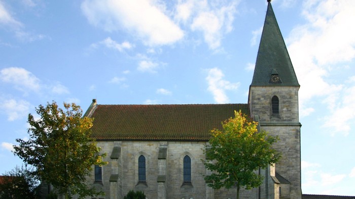 Außenansicht der evangelischen Kirche in Heisebeck. Natursteingebäude mit langem Satteldach.