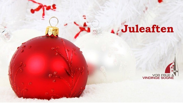En rød juleglæde med snø og juledekorationen