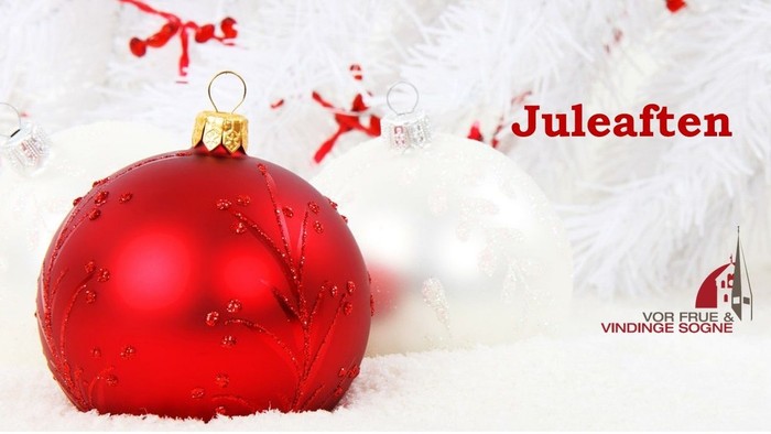 En rød juleglæde med snø og juledekorationen