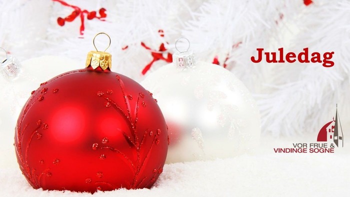 En rød julekugle med snø og juledekorationer, med teksten 