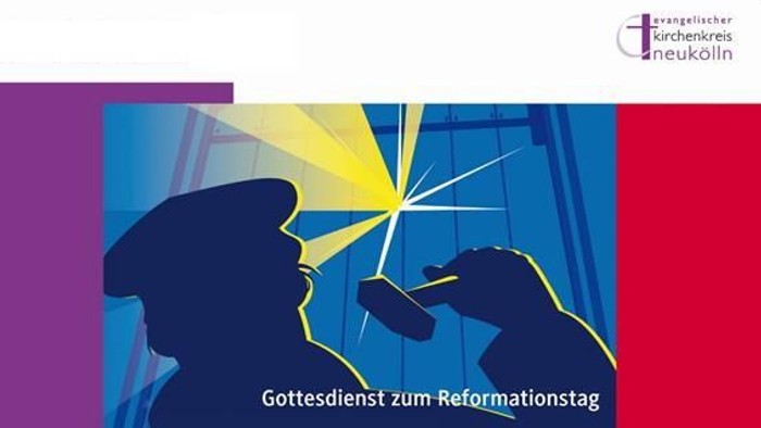 Im Vordergrund der Kopf von Martin Luther mit Mütze und rechts daneben ein Teil vom rechten Unterarm mit einer Hammer haltenden Hand. Im Hintergrund eine blaue Tür auf die gelb Strahlen auf weiße Linien treffen.