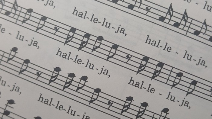 Notenblatt mit wiederholten Texten und Melodie für die Phrase „hal-le-lu-ja“ in mehreren Systemen.