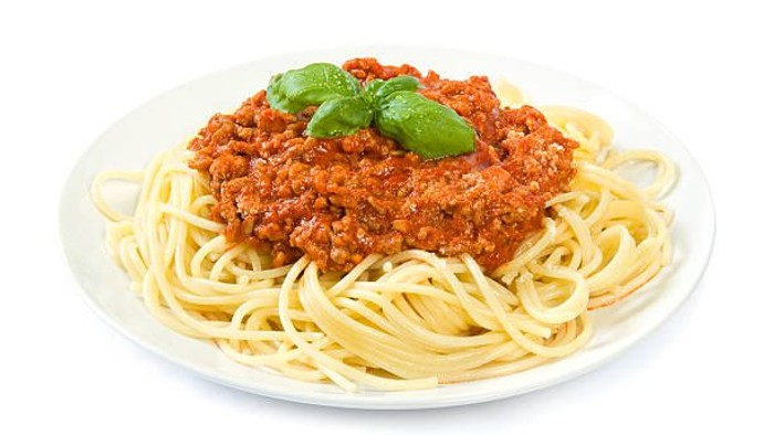 En ret med spaghetti og tomat sauce med frisk basilika.