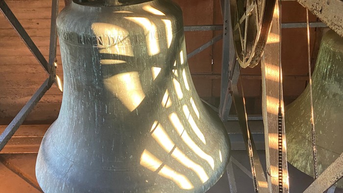 Bronzeglocke im Turm der Kreuzkirche.