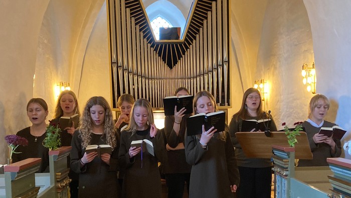 Pigekoret synger foran orglet i Kildebrønde Kirke.