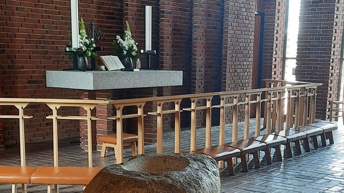 Hundige Kirkes døbefont og alter.