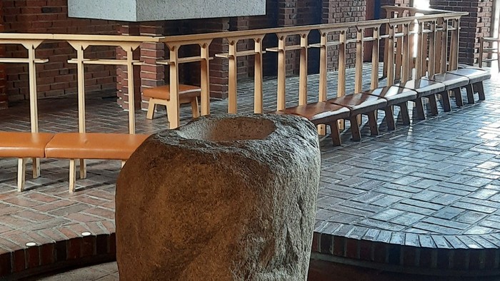 Hundige Kirkes døbefont og alter.