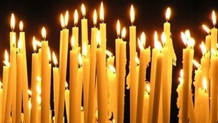 En stor mængde lyse stearinkerler.