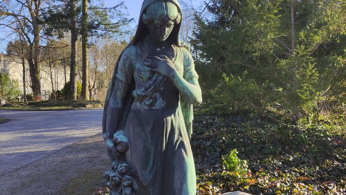Statue einer Trauernden.
