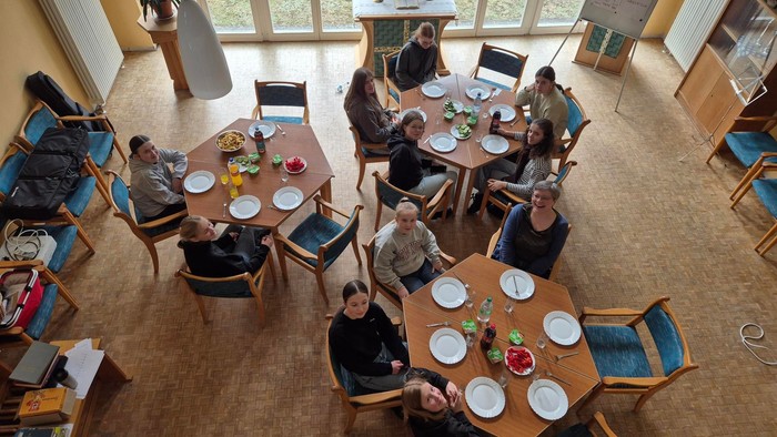 Jugendliche beim Mittagessen