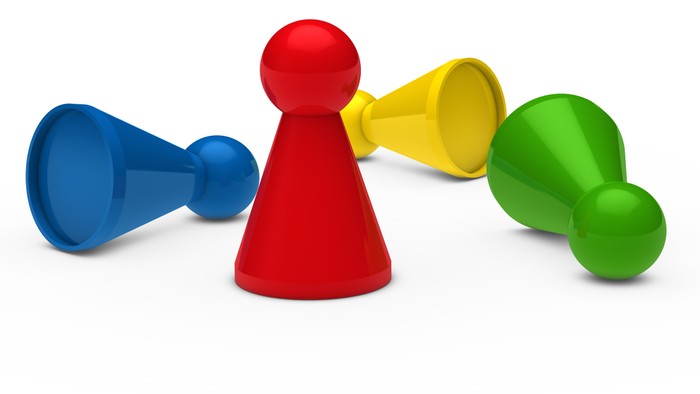 Drei bunte Spielsteine in Rot, Gelb und Grün stehen nebeneinander