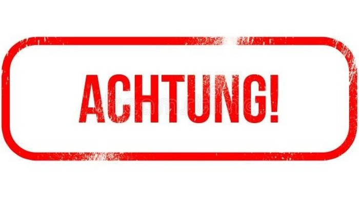 Ein roter Warnstempel auf Deutsch mit der Aufschrift *„Achtung!“* in einer verwischten, tintenartigen Textur.