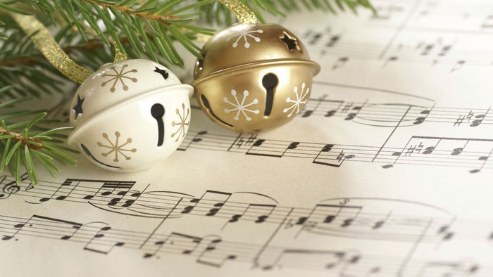 To bjelle og grønne blad på noter