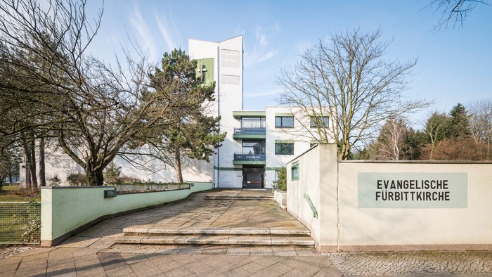 Außenansicht Fürbitt-Kirche im Winter