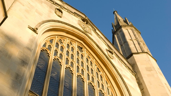 Guldet stående kirke med høje tårn og store buevinduer