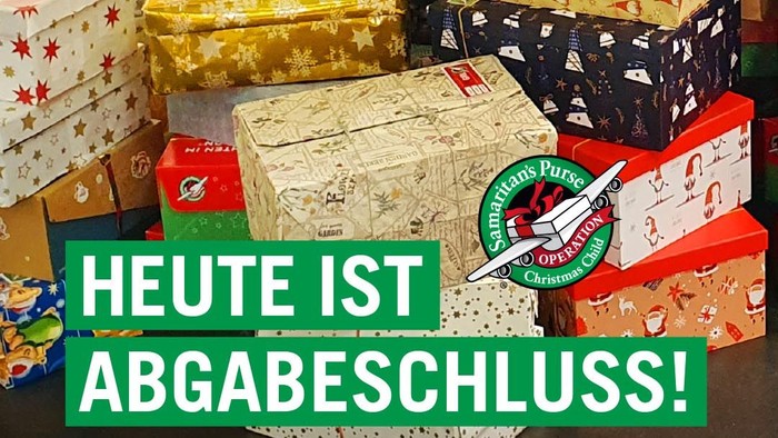 Geschenkepakete auf einem Tisch