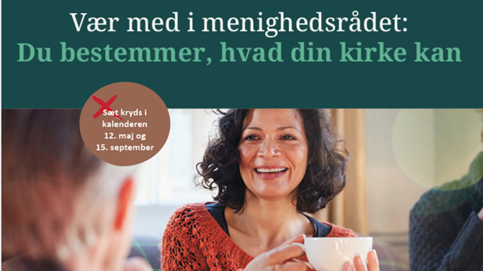 En glad kvinde deltager i et menighedsrådsmøde i kirken og opmuntrer til fællesskabsdeltagelse og beslutningstagning.
