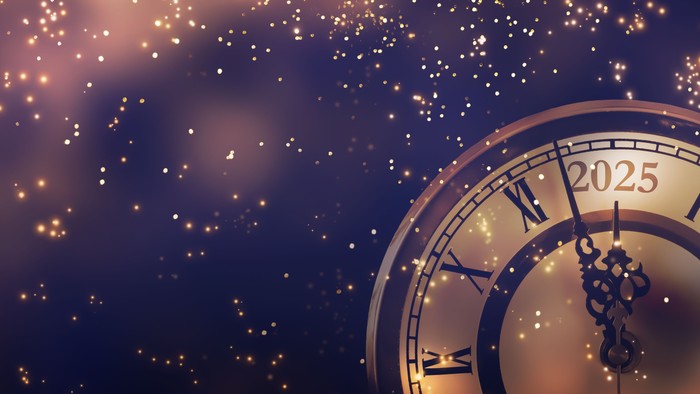 Ein goldener Wecker zeigt Mitternacht zum Jahreswechsel 2025, umgeben von funkelnden Sternen.
