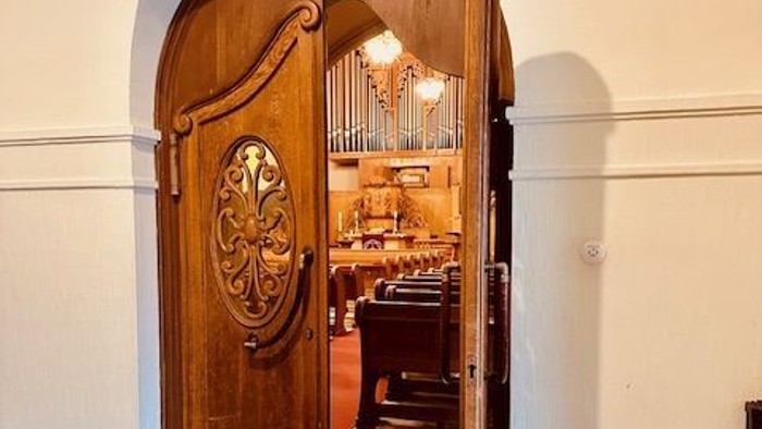 Offene Kirchentüre