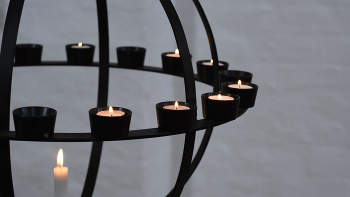 En globusformet kandleholder med flere lyse lygter.