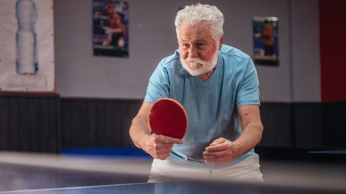 En ældre mand spiller bordtennis