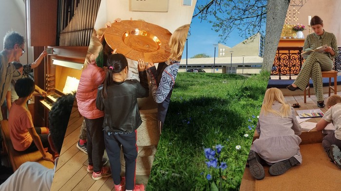 En gruppe af mennesker samles i et rum med en piano og en skærm, mens andre sidder ude på en grøn plads med blomster.