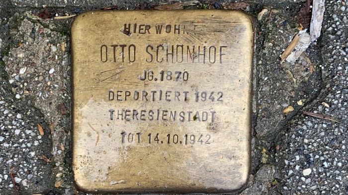 „Stolpersteine“-Gedenksteine zu Ehren von Otto Schönhof und Paula Luise Schönhof mit Angaben zu ihrer Deportation.