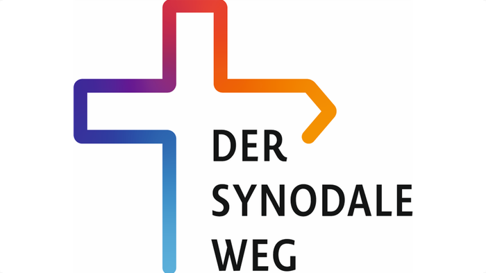 Logo für *„Der Synodale Weg“* mit einem farbenfrohen Kreuz und einem Pfeil, der einen Weg nach vorne symbolisiert.
