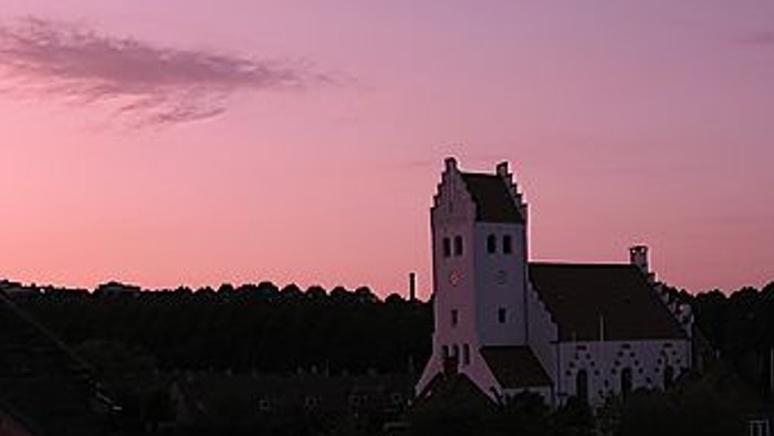 En kirke mod solnedgang.