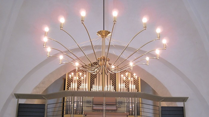 Stor lyskærm over orgel i højt taket sal