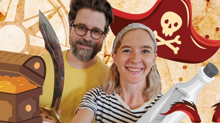 Et glad par poser med pirat-tema-illustrationer, herunder skatte-, kranie- og drageudsmykninger.
