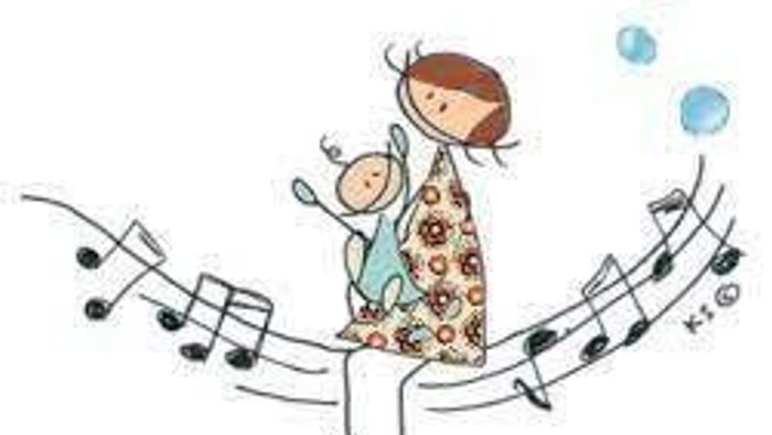 En pige danser på noter med en kat i armen.