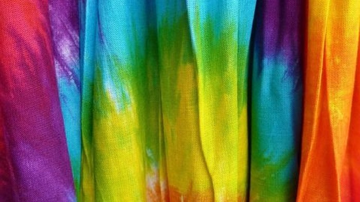 Bunt gefärbter Batikstoff mit wirbelnden Mustern.