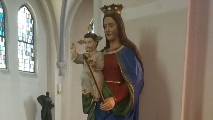 Die Statue einer Heiligen mit Kind in einer Kirche.