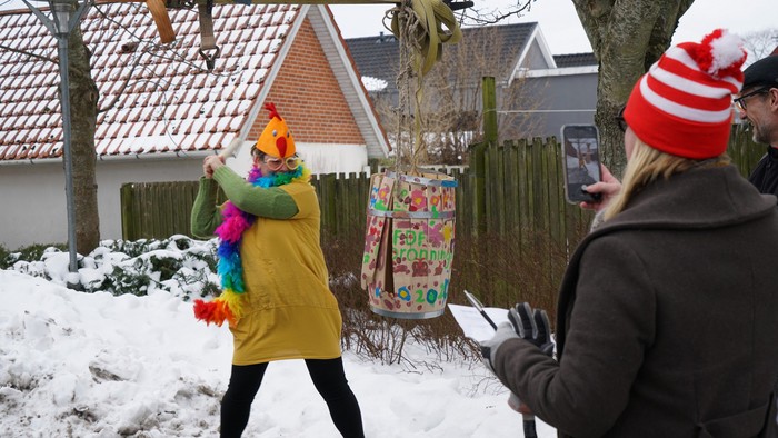 En udklædt voksen, slå katten af tønden