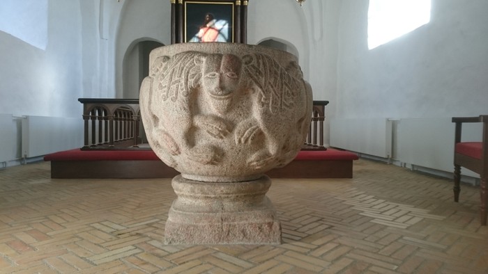 Storkelchen i kirke med udsmykning.