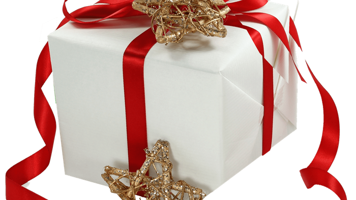 Elegant indpakket hvid gaveæske pyntet med røde sløjfer og guldstjernedekorationer.