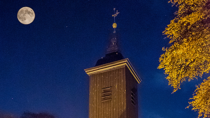 Kirchturm bei Vollmond in der Nacht