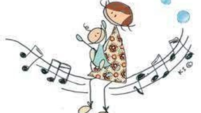 En pige danser på noter med en kat i armen.