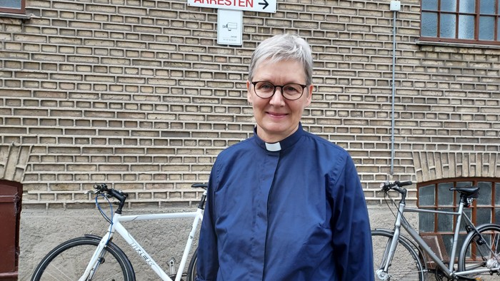 Arresthuspræst Lena Bentsen foran Aalborg Arrest