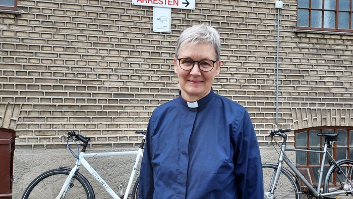 Arresthuspræst Lena Bentsen foran Aalborg Arrest