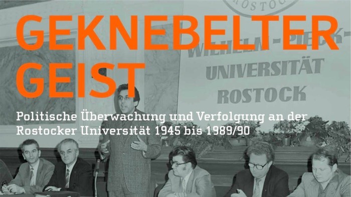 Plakat für eine Ausstellung zu politischer Überwachung und Verfolgung an der Universität Rostock von 1945 bis 1989/90.