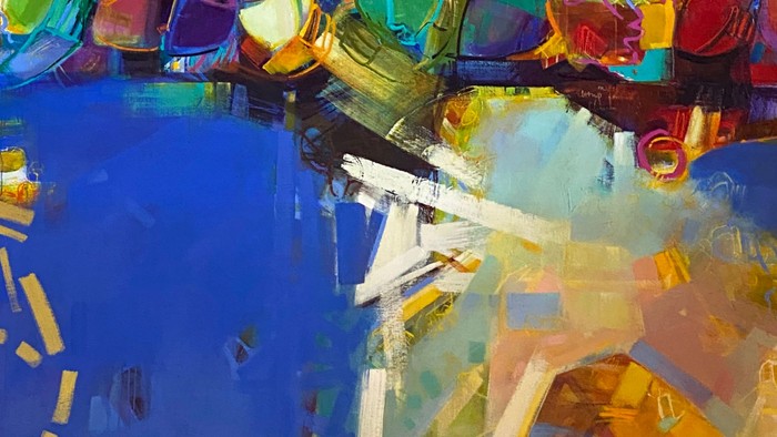 Farverig abstrakt maleri med blå, guld og rød tone.