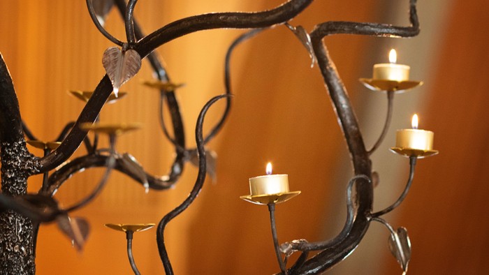 En smedejernsk kunststykke med tre lysende lygter.