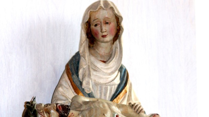 Die Statue zeigt eine Frau mit Kind auf dem Arm.