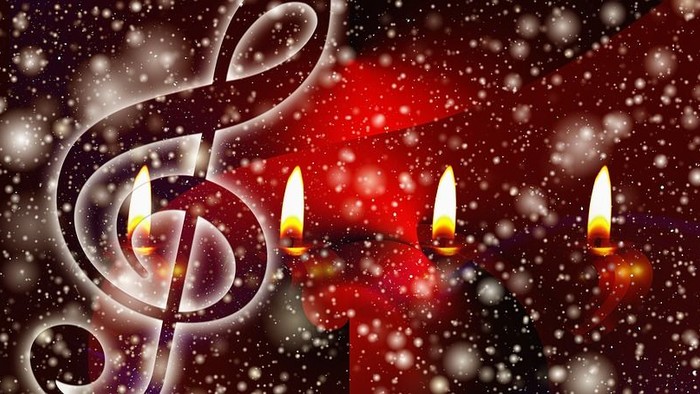 Musikalische Noten und brennende Kerzen im Schnee